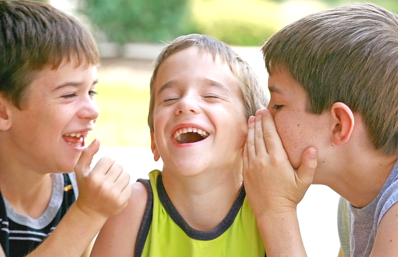 Что мешает ребёнку легко общаться со сверстниками