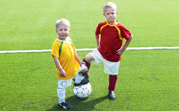 как научить ребенка играть в футбол