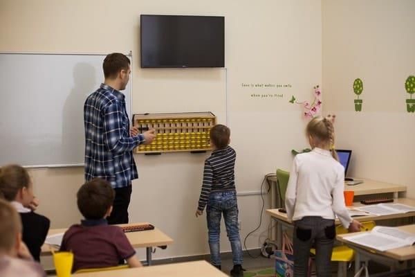 Мальчик и тренер у абакуса Мальчик и тренер у абакуса